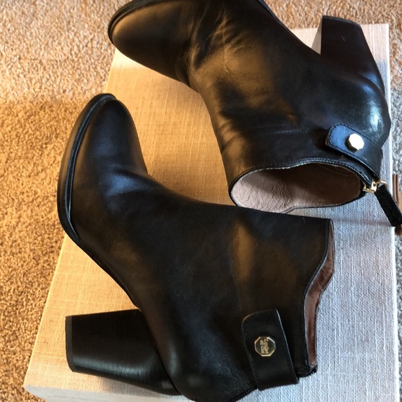 Louise et Cie black leather ankle boots back zip snap strap w logo 7.5 - Picture 10 of 11